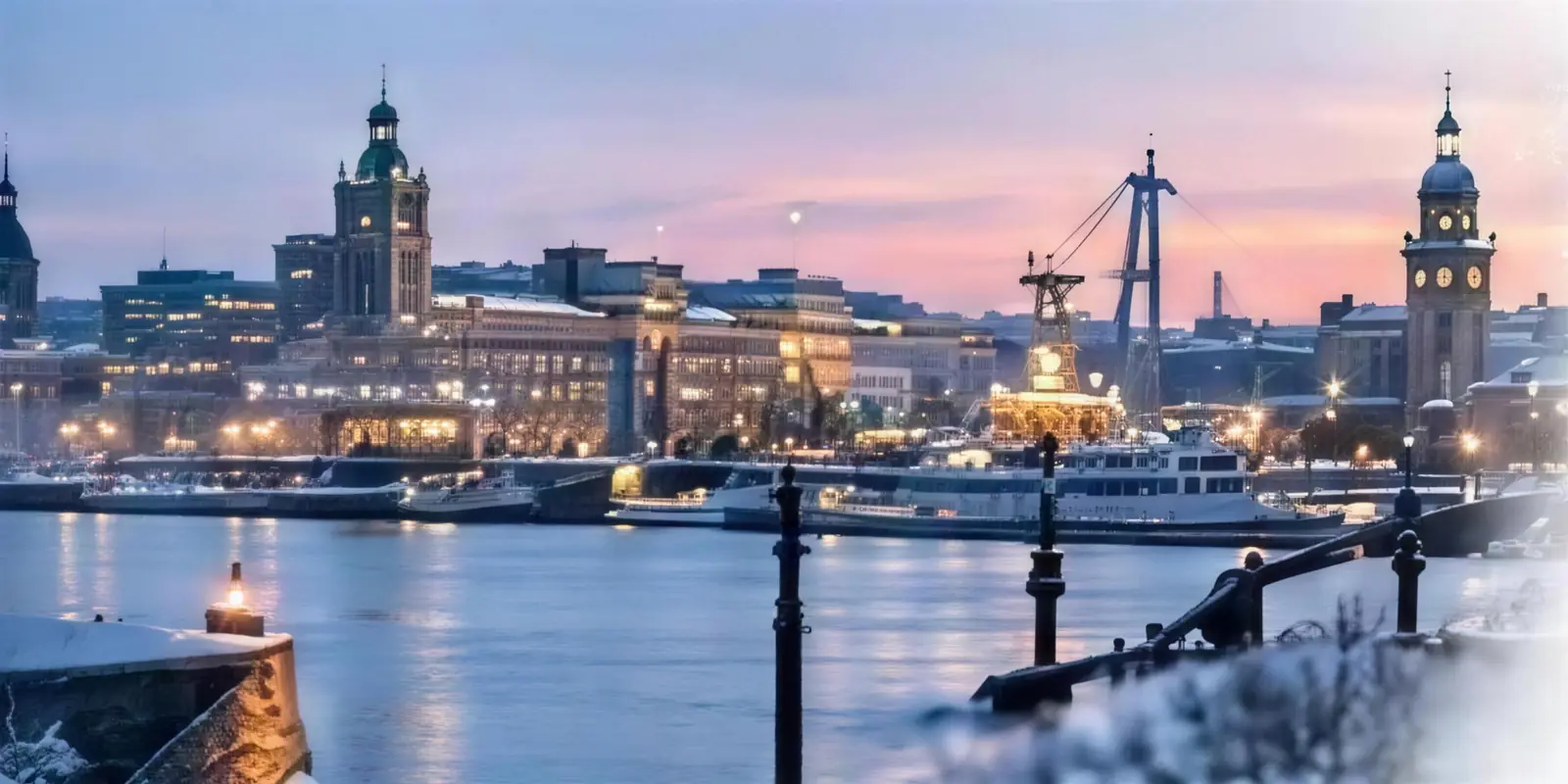 Göteborgs hamn i vinterskymning