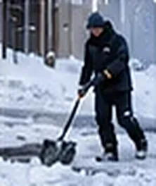 Person skottar snö för hand