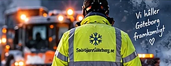Snöröjare framför plogbil i Göteborg