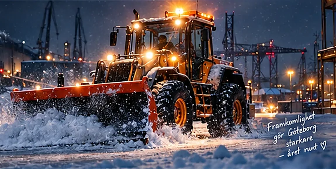 Plogtraktor röjer snö i Göteborgs hamn en vinternatt