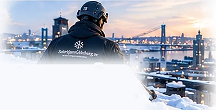 Takskottare i arbetsjacka ser ut över Göteborg från ett snötäckt tak